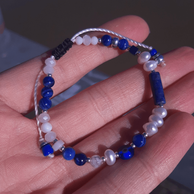 Bracelet Femme Bleu-Blanc en Lapis Lazuli, Mauvais Œil , perles de culture, nacre sur nœud coulissant
