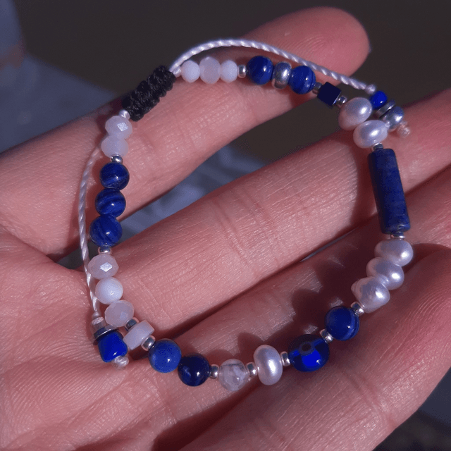 Bracelet Femme Bleu-Blanc en Lapis Lazuli, Mauvais Œil , perles de culture, nacre sur nœud coulissant
