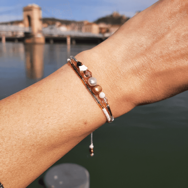 Bracelet Super Elegant Femme en vraies perles de culture, nacre thème étoile, perles Miyuki, Toho à 2 fils sur nœud coulissant 