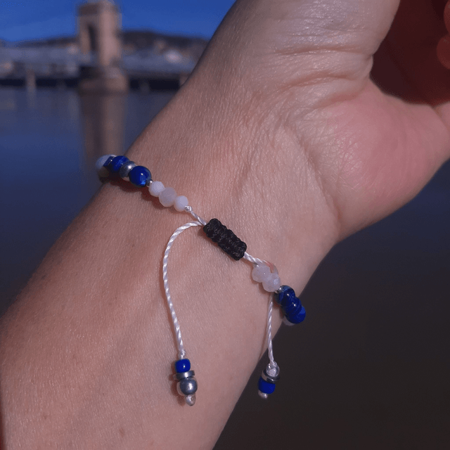 Bracelet Femme Bleu-Blanc en Lapis Lazuli, Mauvais Œil , perles de culture, nacre sur nœud coulissant