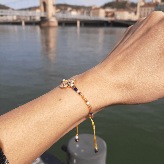 Superbe Bracelet Femme Arbre de Vie Doré en acier inoxydable orné d'une mini pierre Swarovski, sur nœud coulissant  