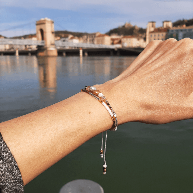 Bracelet Super Elegant Femme en vraies perles de culture, nacre thème étoile, perles Miyuki, Toho à 2 fils sur nœud coulissant 