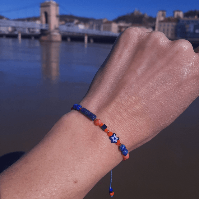 Bracelet Femme Saumon-Bleu Intense en Lapis Lazuli, nacre bleu, saumon intense sur nœud coulissant