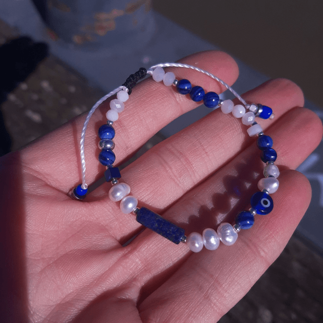 Bracelet Femme Bleu-Blanc en Lapis Lazuli, Mauvais Œil , perles de culture, nacre sur nœud coulissant