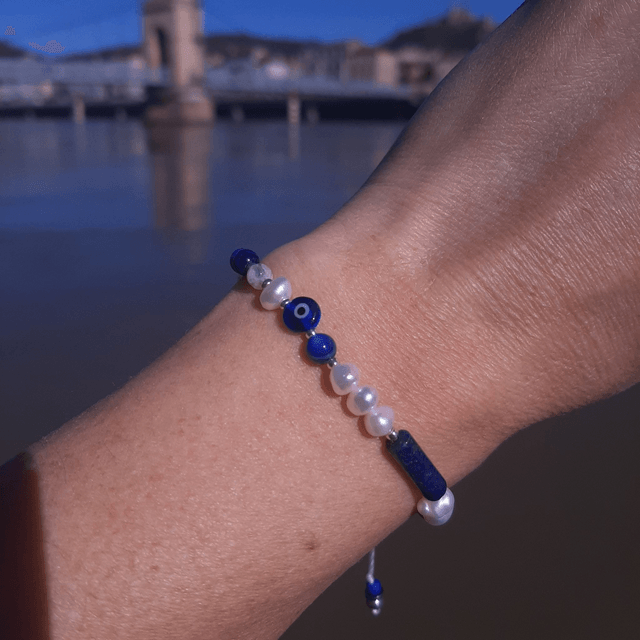 Bracelet Femme Bleu-Blanc en Lapis Lazuli, Mauvais Œil , perles de culture, nacre sur nœud coulissant