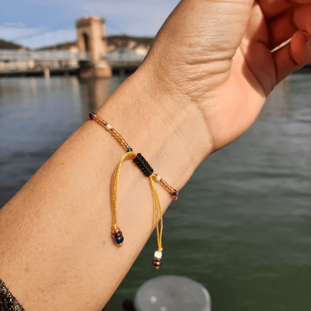 Superbe Bracelet Femme Arbre de Vie Doré en acier inoxydable orné d'une mini pierre Swarovski, sur nœud coulissant  